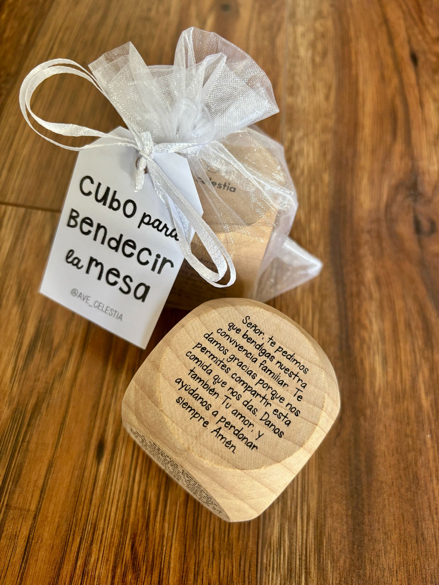 Cubo para bendecir la mesa